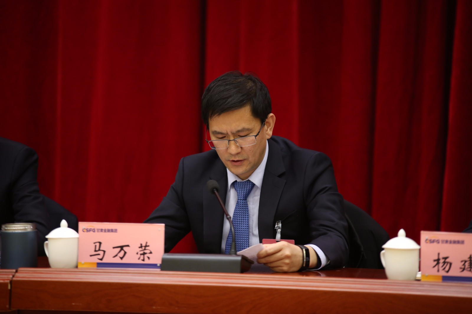 马万荣董事长作总结讲话最后,公司董事长马万荣在总结讲话中要求,公司